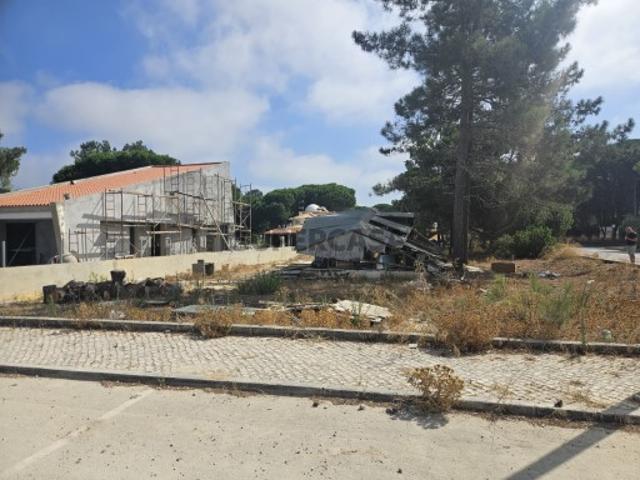 Excelente terreno para construção de moradia isolada em Lagoa de Albufeira Sesimbra