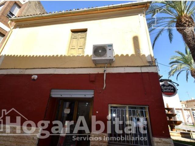 ¡EXCELENTE UBICACIÓN! CASA PARA REFORMAR CON TERRAZA Y BARBACOA