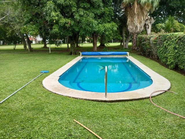 EXCELENTE UBICACIÓN, PRECIOSA VISTA AL CAMPO DE GOLF, UNA PLANTA, TRES RECÁMARAS, AMUEBLADA