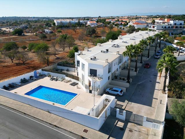 Excelente V3 em Condominio Fechado com piscina e garagem em. 197m² Ferreiras