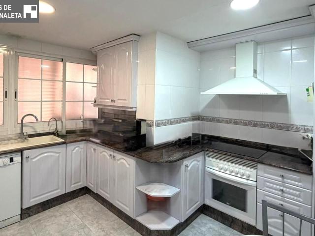 EXCELENTE VIVIENDA CON GARAJE Y TRASTERO, ZONA ALMACID
