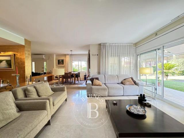 Excelente vivienda con 2500m2 de terreno ubicada en Can Teix. 558m² Alella