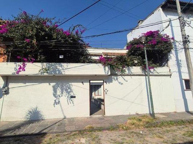 EXCELENTE Y ESPACIOSA CASA EN CALLE CERRADA EN COYOACAN