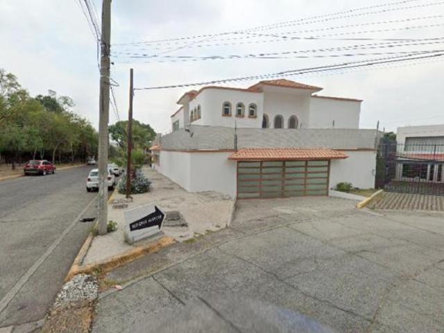 ¡Casa con 803 m² de terreno y 7 recámaras en REMATE BANCARIO en Ciudad Satélite!