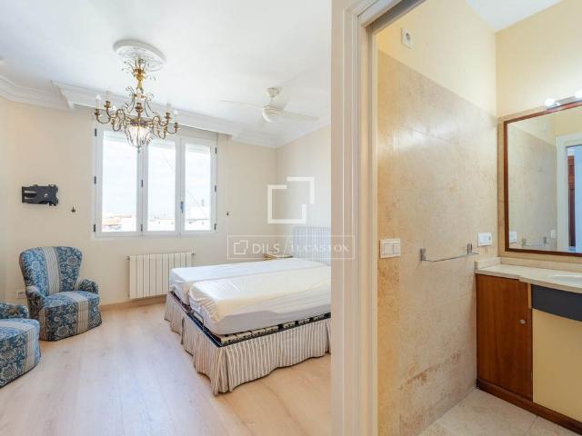 Excellent 3 Bedroom penthouse with 10m² terrace for rent in Extramurs, Valencia