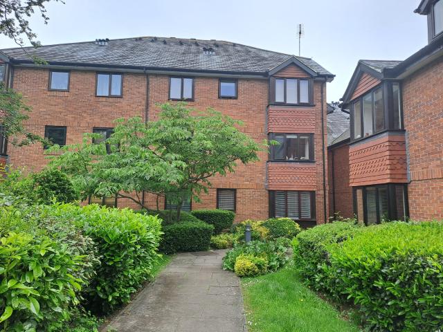 Excellent 1 Bedroom 1st Floor Apartment in Quiet Development, 4mins Walk of Mainline Station
