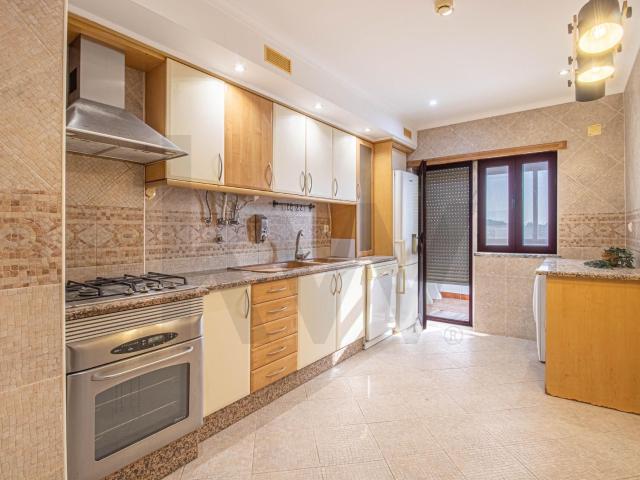 Excellent 2 bedroom apartment in Quinta da Formigueira, Alverca, with en suite bathroom, barbecue, a