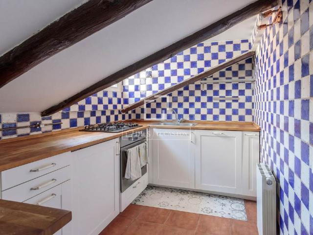 Excellent 2 Bedroom penthouse for rent in Cortes / Huertas, Madrid