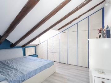 Excellent 2 Bedroom penthouse for rent in Cortes / Huertas, Madrid