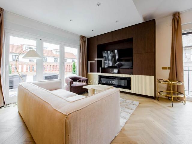Excellent 2 Bedroom penthouse for rent in Cortes / Huertas, Madrid