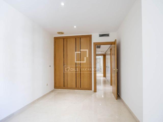 Excellent 4 Bedroom apartment with 8m² terrace for rent in El Pla del Real, Valencia