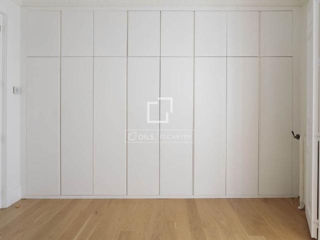 Excellent 4 Bedroom apartment for rent in Cortes / Huertas, Madrid