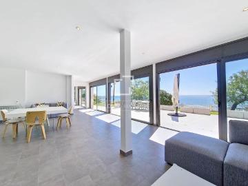 Excellent 5 Bedroom house / villa with 1,200m² garden for rent in Vilanova i la Geltrú