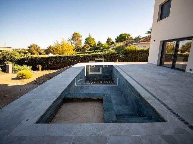 Excellent 5 Bedroom pazo with 1,100m² garden for rent in Valdemorillo, Madrid