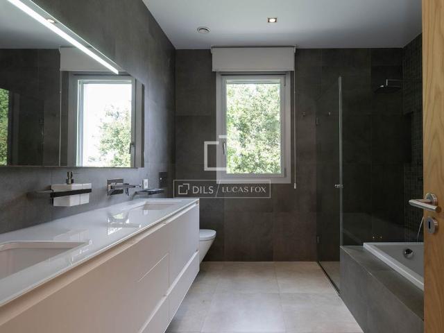 Excellent 5 bedroom stylish designer villa with a lovely exterior for rent in Vao Beach area Canido, on the Vigo Coast Pontevedra