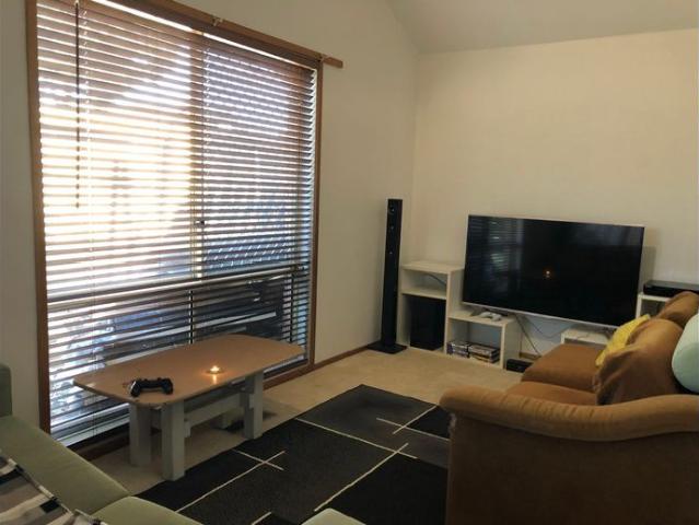 Excellent condition 2 bedroom villa unit!