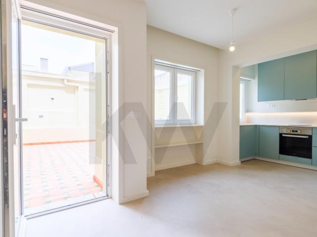Excellent Contemporary T1 Apartment with 55m2 and Private Patio – Campolide, Lisbon