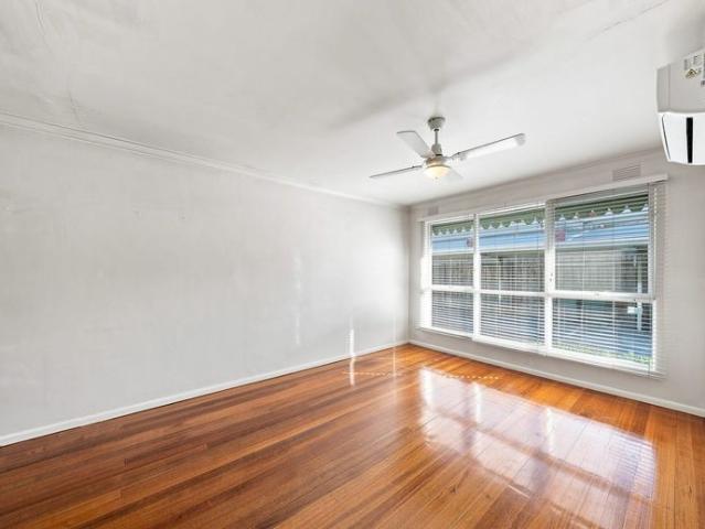 Excellent access to Freeways, City and DFO Shopping Centre!