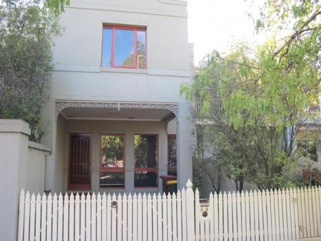 EXCELLENT BEACHSIDE TOWNHOUSE LIVING!