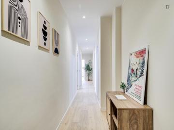 Excellent double bedroom with a private balcony, in El Raval