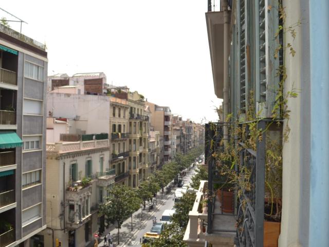Excellent double bedroom with balcony in a 5 bedroom apartment
