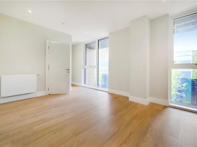 Excellent four bedroom, three bathroom duplex within Wimbledon Grounds, this prestigious new development next to the AFC Wimbledon Stadium. The apartments all have generous gardens, secure bike storage and landscaped communal gardens