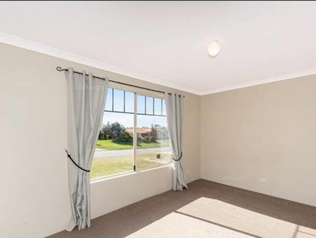 Excellent Family Home in Prime Halls Head Location!