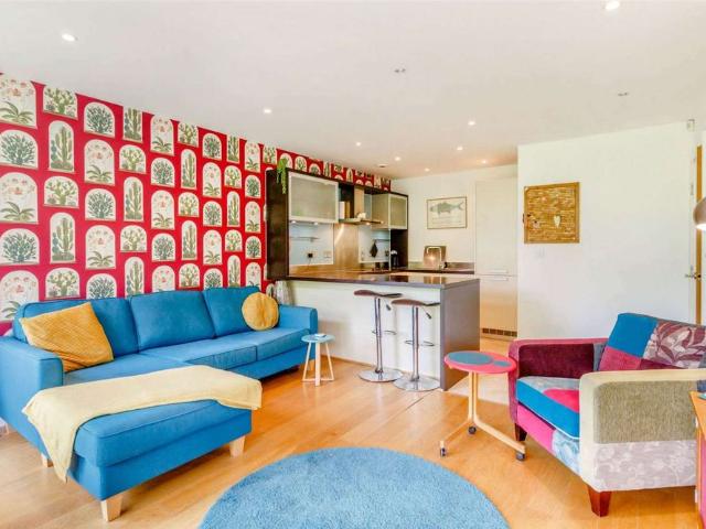 Excellent one bedroom apartment in popular development off Brooklands Avenue