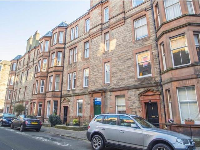 Excellent one bedroom apartment presented to the market fully furnished. Situated on the second floor of a traditional Edinburgh tenement in sought after Morningside