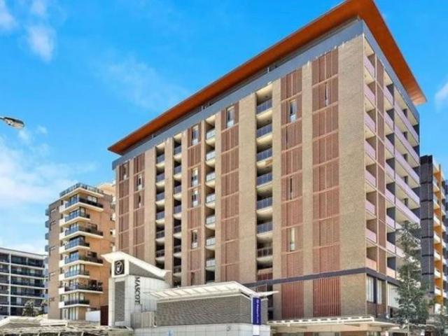 Excellent location, Spacious One Bedroom unit in the heart of Mascot