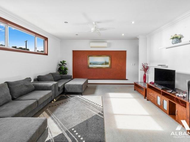 EXCELLENT LIVING SPACES CLOSE TO RVER