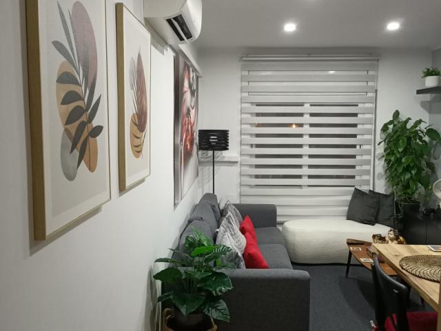 Excellent single bedroom in a 3 bedroom flat, near the Roquetes metro