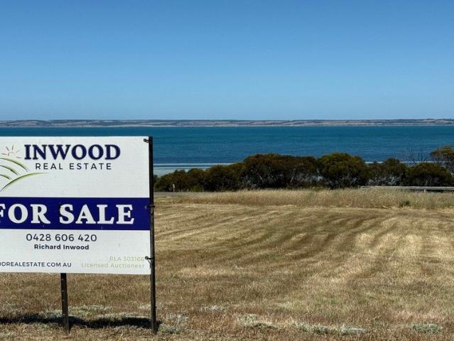 Excellent position, short stroll to the sea, lovely quiet neighborhood, build ready. One block remaining Lot 25