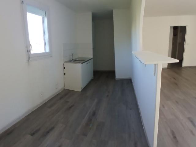 Excellent rapport qualité prix T4 traversant E/O de 81m² avec terrasse au 3ième et dernier étage sans ascenseur