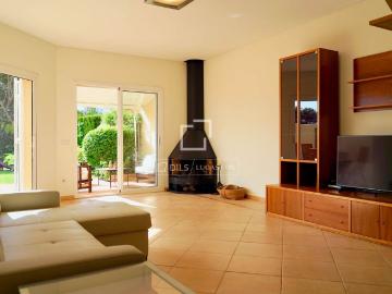 Excellent townhouse for rent with a garden and communal facilities