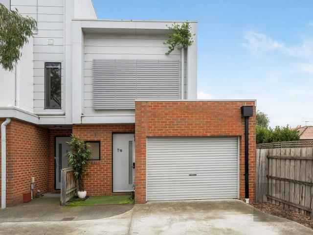 Excellent townhouse tucked away walking distance to the Village!