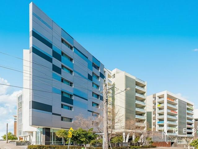 Excellent Three Bedroom Apartment Offering a Convenient & Good Life Style!