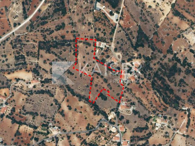Excepcional terreno de propriedade Algarve com ruínas e tradicional debulhadora de pedra 'eira'