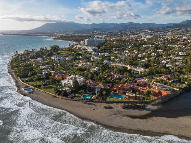 Excepcional Villa junto a la Playa en Guadalmina Baja