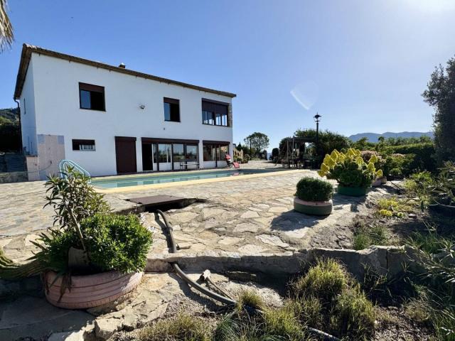 Excepcional Villa más una Casa de Invitados Independiente en. 220m² El Gastor