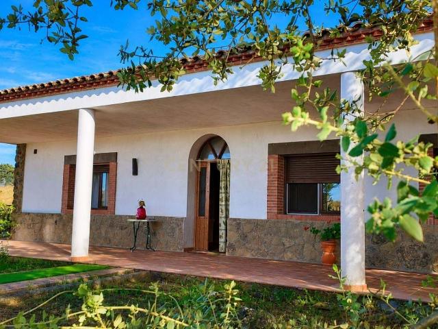 EXCEPCIONAL VIVIENDA CON PISCINA Y AMPLIA PARCELA URBANA EN HERRERA DE ALCÁNTARA