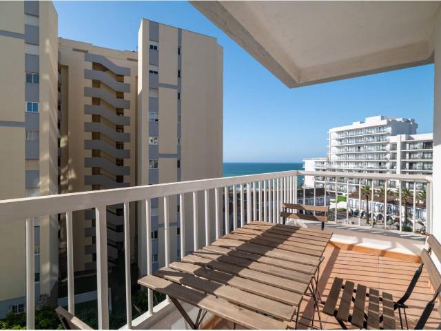Excepcional Apartamento en Segunda Línea de Playa con Vistas al Mar y Dos Terrazas Privadas
