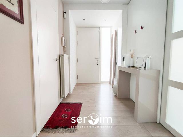 Excepcional casa completamente reformada en la zona de Palau con jardín y piscina