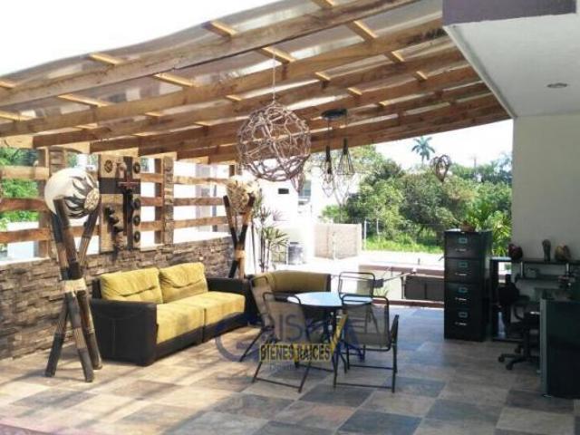 EXCEPCIONAL CASA CON ALBERCA Y PANELES SOLARES EN RENTA O VENTA EN COL. JARDINES