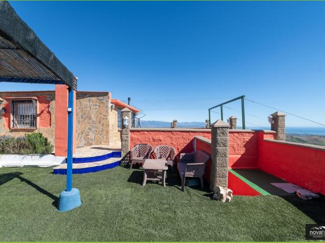 ¡EXCEPCIONAL CONJUNTO CON DOS VIVIENDAS INDEPENDIENTES CON POTENCIAL PARA UN TERCER APARTAMENTO!