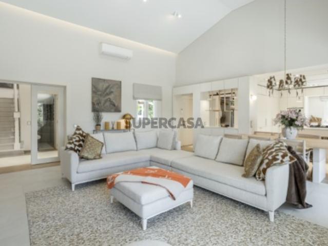 Excepcional moradia renovada com muito gosto