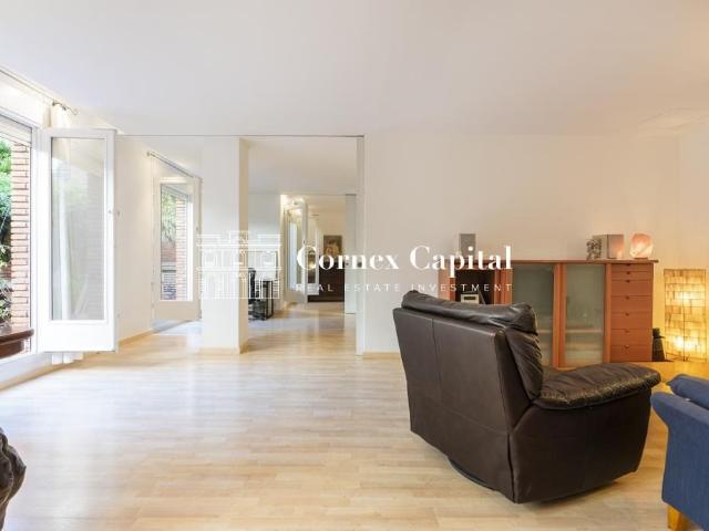 Vivienda con jardín propio, justo encima de la Plaza de Sarr. 192m² Barcelona