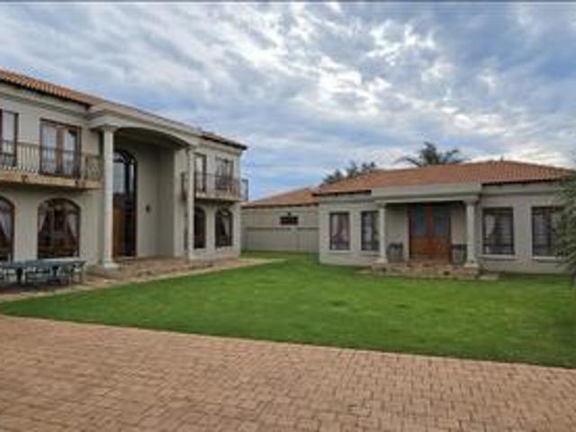 exceptional 5 bedroom family home wi.