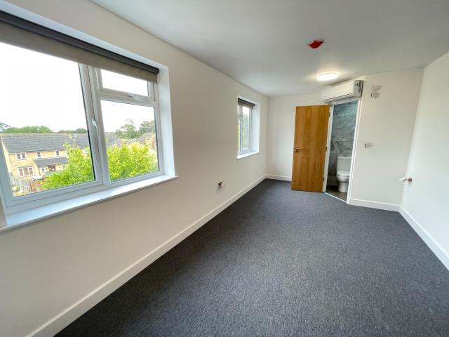 Exceptional 7 Bed House to Let in Luton, Ideal for Company or Large Family