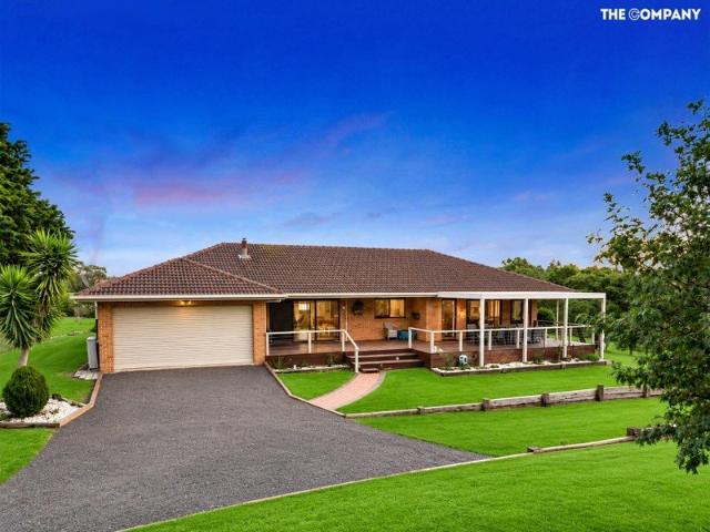 Exceptional 10 Acre Lifestyle Retreat with Modern Comfort & Rural Appeal